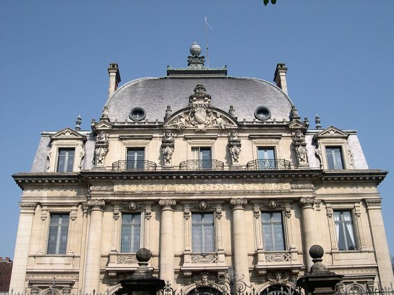  bel immeuble en pierre de taille